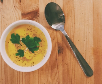 Het morotssoppa med ingefära och vitlök