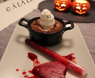 Halloween: Hallon- & chokladkladdkaka med hallongelé, halloncoulis och gräddspöke