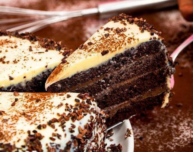 Torta gelada de chocolate com cobertura de chocolate branco.