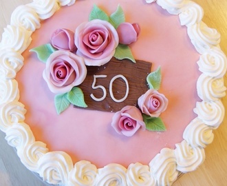 Äitin 50 -vuotis kakku.