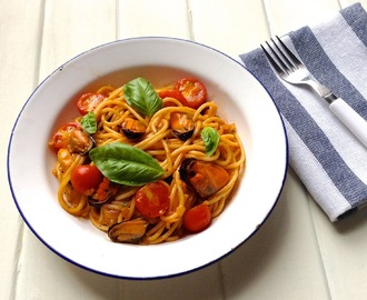 Espaguetis con mejillones, cherrys y albahaca