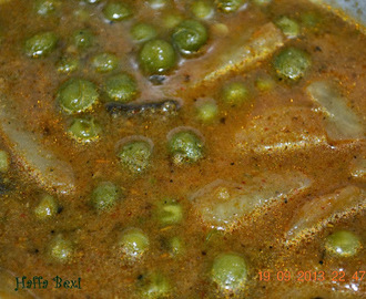 Peas and Potato Curry (Aaalo Matar)