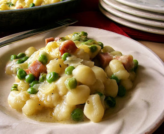 Cheesy Gnocchi Skillet with Ham and Peas