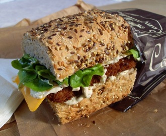 Sandwich aux bâtonnets de poisson pané et à la sauce tartare (Vegan)