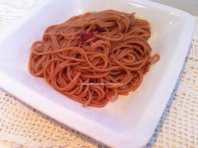 Spaghetti risottati ajo ojo peperoncino e vino rosso