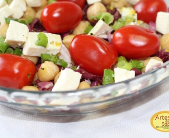 salada de grão de bico  com tomatinhos grape , RADICCHIO  e queijo minas frescal