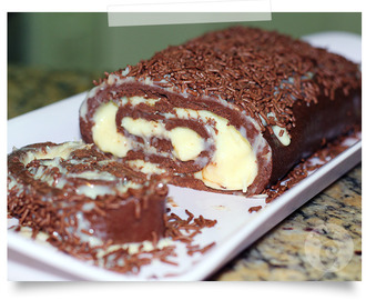Torta de chocolate húmida com recheio de natas e coco