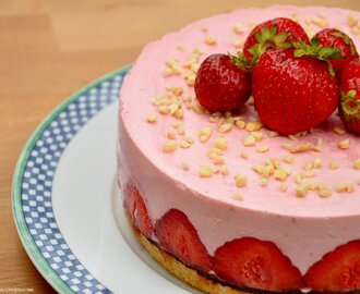 Erdbeer-Quark-Torte {Torta de frutillas con queso quark}