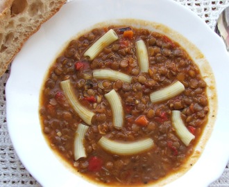 Rozgrzewająca zupa z zielonej soczewicy i pieczonej papryki