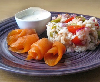 Ensalada de arroz con salsa de yogur griego