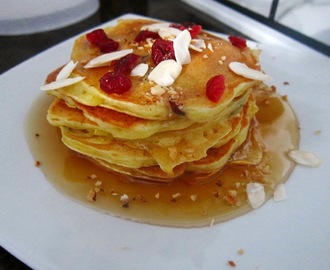 Pancake alla frutta secca: mirtilli rossi essiccati, mandorle, nocciole