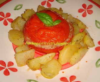 Pomodori ripieni di crema al tonno con capperi ed olive e contorno di patate al forno! Buon Appetito!