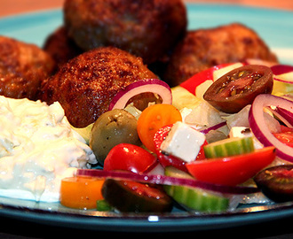 Grekiska biffar med tzatziki, sallad och råstekt potatis