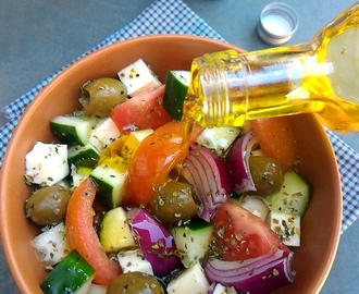 Salada grega (Choriátiki Saláta, com tomate, cebola roxa, pepino, queijo e azeitonas)