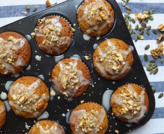 Muffins de calabaza integrales con glaseado de sirope dorado y limón