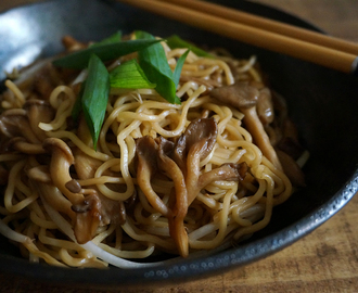 noodles com cogumelos e moyashi