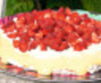 Midsommartårta med jordgubbar och vaniljkräm