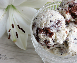 Helado de chocolate blanco con pedacitos de cookie y chocolate negro - Stracciatella ice cream