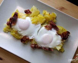 Huevos rotos con patatas y bacon en estuche de vapor Lékué