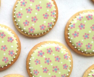 How To Decorate Cookies With Cute And Easy Dot Flowers Using Royal Icing
