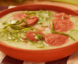 Receita de Caldo Verde, O caldo verde é uma sopa de couve-galega, típica da Região do Norte de Portugal continental, mas muito divulgada e com impacto em todo o país.