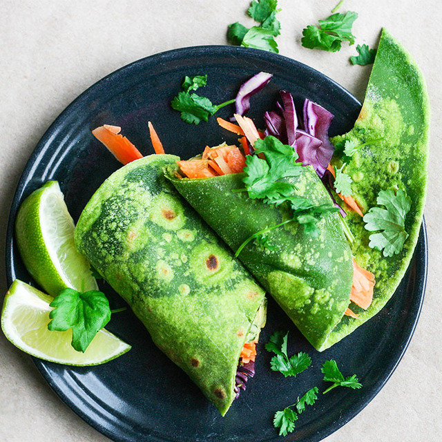 Kikherneillä ja avokadolla täytetyt pinaattiwrapit | Spinach wraps with avocado and chickpea filling
