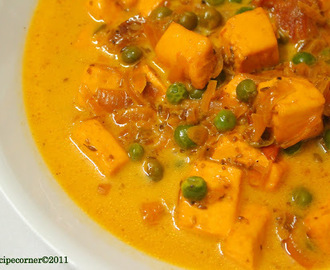Mutter Paneer( Cottage cheese and green peas in creamy curry).