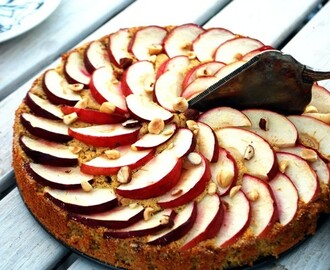 Rostade hasselnötter + äpple = mumsig kaka!