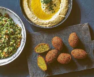 Gulärtsfalafel med tabbouleh och hummus | Recept från Köket.se