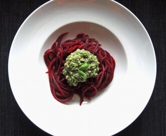 Rote-Bete-Spaghetti mit Pesto – vegan