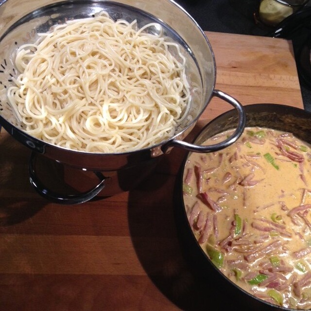 Krämig skinksås med pasta