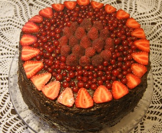 Tort czekoladowy z mascarpone, konfiturą z płatków róż i czerwonymi owocami