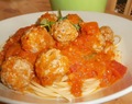 Szybkie spaghetti z sosem pomidorowym i mięsnymi kuleczkami