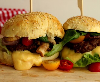 Selbstgemachte Burgerbrötchen / Homemade Burger Buns