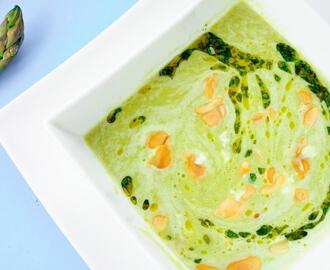 Zupa krem  z zielonych szparagów z bazyliową oliwą, prażonymi migdałami i fetą