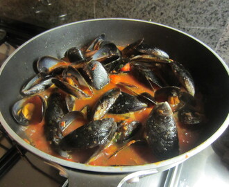 MUSSELS SOUP WITH TOMATO: ZUPPA DI COZZE