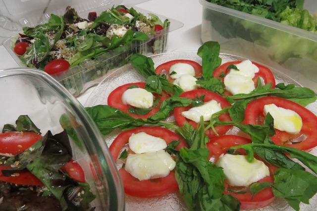 Salada é sempre uma saudável, gostosa e variada opção em nossa mesa!