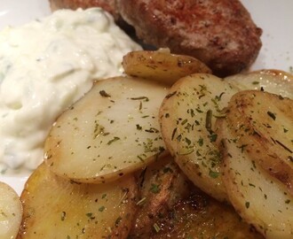 Grekiska biffar med råstekt potatis, tzatziki och sallad