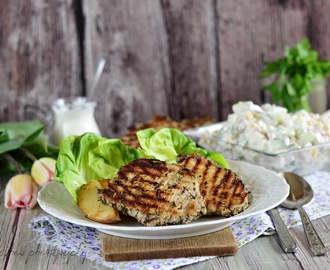 Fokhagymás-zöldfűszeres karaj grillen, újburgonyával és joghurtos salátával