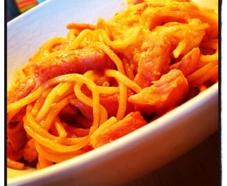 Spagetti- och kasslergratäng