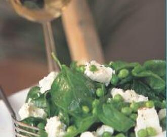 Salade van jonge spinazie, doperwten en fêta