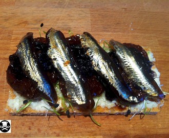 Tosta de anchoa marinada en teriyaki con alga nori y crema de queso viejo