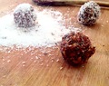 Bliss Ball Noix, Amandes, poudre de chocolat et noix de coco / Ou, l'Australie, la cuisine Ayurvedic, et Moi
