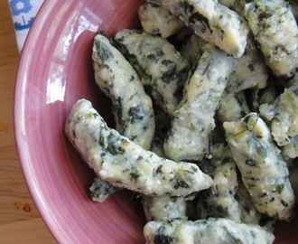 Kopytka ze szpinakiem w sosie/ Kopytka - potato dumplings with spinach in a sauce
