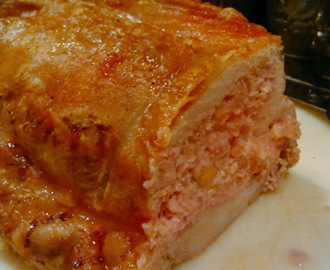 Asado de lomo ibérico relleno de camembert, york y avellanas, con salsa de pimienta blanca