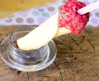 Cómo preparar helado rápido de yogur con fresas.