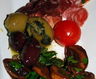 Marinerade champinjoner & oliver (antipasti)