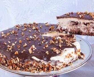 Τούρτα με καρύδια, κρέμα ζαχαρούχου και γκανάζ σοκολάτας, από το sintayes.gr!