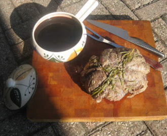 Lammstek med rosmarin och vitlök samt potatisgratäng med rödvinssky