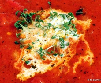 Tomaten Paprika Suppe mit Kresse und Basilikum